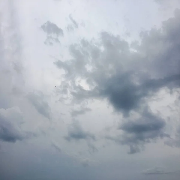 青空を背景にした美しい雲。自然の天気、雲の青い空と太陽. — ストック写真