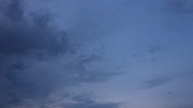 Mavi gökyüzünde gece güneşinde beyaz bulut kaybolur. Kümülüs bulutları parlak mavi gökyüzüne karşı şekillenir. Hızlandırılmış hareket mavi gökyüzü arkaplanını bulutlandırır.