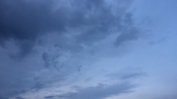 青い空の夜の太陽の下で白い雲が消えます 積雲は鮮やかな夜空に対して形成されます タイムラプスの動き雲青空の背景 — ストック動画