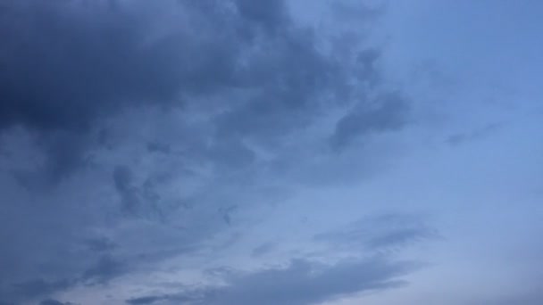 Nuage blanc disparaît dans le soleil de nuit sur ciel bleu. Cumulus nuages se forment contre un ciel bleu nuit brillant. Time-lapse mouvement nuages ciel bleu fond .