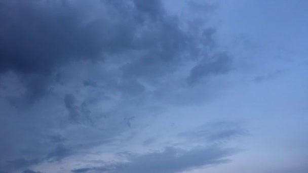 Weiße Wolken Verschwinden Der Nachtsonne Blauen Himmel Kumuluswolken Bilden Sich — Stockvideo