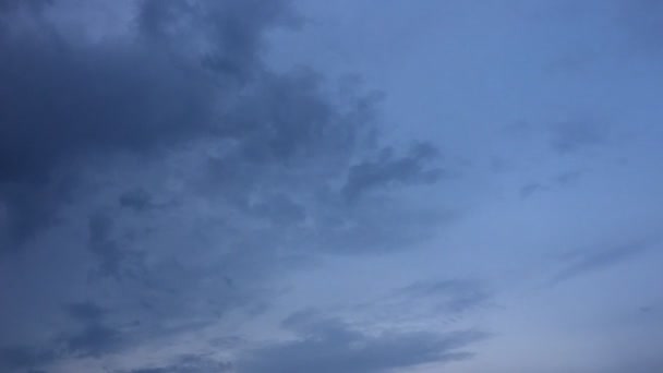 Nuage blanc disparaît dans le soleil de nuit sur ciel bleu. Cumulus nuages se forment contre un ciel bleu nuit brillant. Time-lapse mouvement nuages ciel bleu fond .