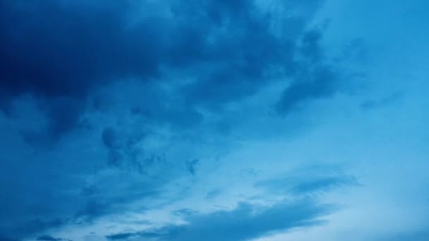 Weiße Wolken Verschwinden Der Nachtsonne Blauen Himmel Kumuluswolken Bilden Sich — Stockvideo