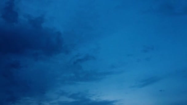 白云消失在蓝天的夜空中 积云在明亮的夜空中形成 时间流逝的云彩蓝天背景 — 图库视频影像