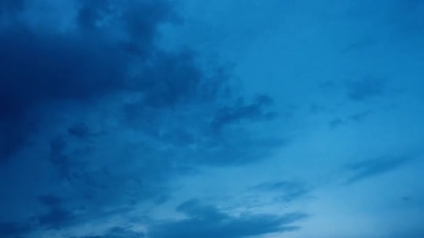 Λευκό Σύννεφο Εξαφανίζεται Στο Νυχτερινό Ήλιο Στον Γαλάζιο Ουρανό Σύννεφα — Αρχείο Βίντεο