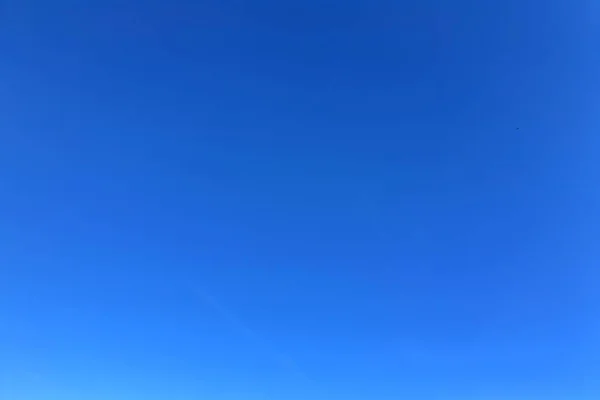 Mraky, nebesky modré pozadí. mrak modrá obloha — Stock fotografie