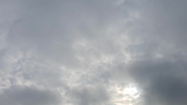 雲を背景にした美しい青空空雲を背景にした空雲を背景にした青空雲と太陽を背景にした青い空 — ストック動画