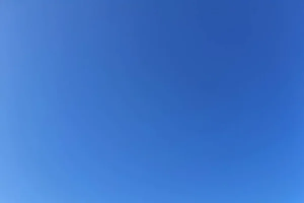 雲の空、青い背景。雲の青い空と太陽. — ストック写真