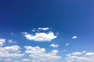 bulutlar gökyüzü, mavi arka plan. bulut mavi gökyüzü ve güneş.