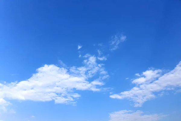 云的天空，蓝色的背景。云蓝天和太阳. — 图库照片