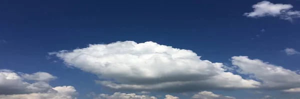 Nuages, fond bleu ciel. ciel bleu nuage. — Photo