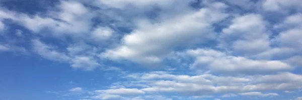 เมฆ พื้นหลังสีฟ้า ท้องฟ้าสีคราม . — ภาพถ่ายสต็อก