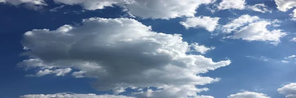 Wolken, hemelsblauwe achtergrond. wolkenblauwe lucht. — Stockfoto