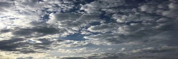 Wolken, hemelsblauw achtergrond. wolk blauwe hemel en zon. — Stockfoto