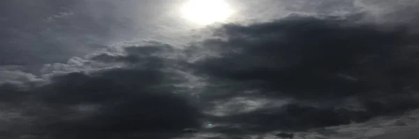 雲、スカイブルーの背景。雲の青い空と太陽. — ストック写真