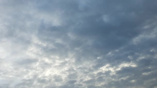 Nubes Blancas Desaparecen Sol Caliente Cielo Azul Nubes Movimiento Lapso — Vídeo de stock