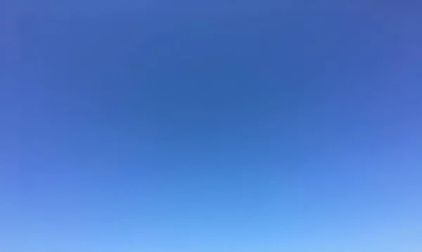 Хмари, блакитний фон неба. хмарне блакитне небо і сонце — стокове фото