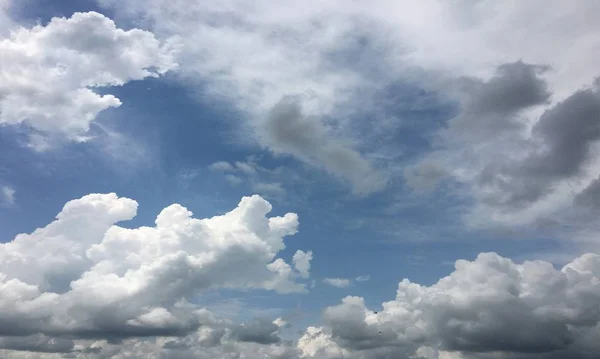 Nuvole, sfondo azzurro cielo. nuvola cielo blu. — Foto Stock