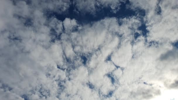 Nubes Blancas Desaparecen Sol Caliente Cielo Azul Nubes Movimiento Fondo — Vídeos de Stock