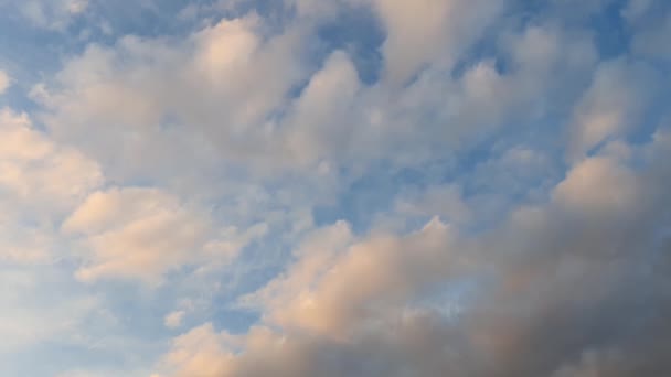 青い空の熱い太陽の下で白い雲が消えます4K動き雲青空背景太陽 — ストック動画