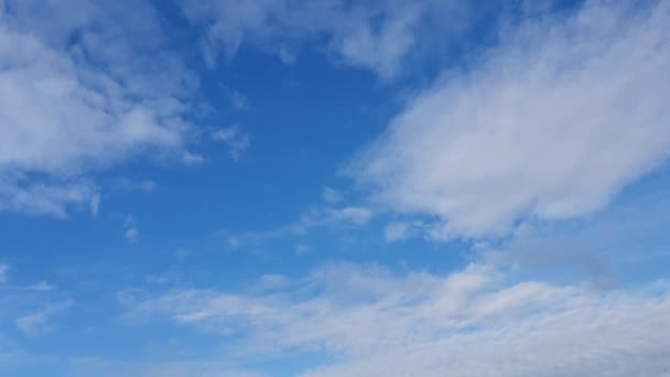 Белые Облака Исчезают Жарком Солнце Голубом Небе Движение Облака Голубое — стоковое видео