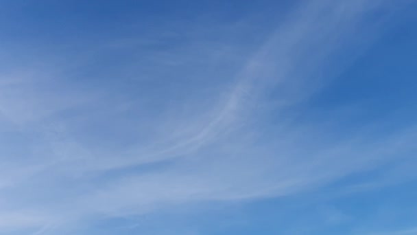 Nuvens Brancas Desaparecem Sol Quente Céu Azul Nuvens Movimento Fundo — Vídeo de Stock