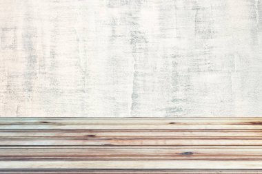 Ahşap masa üstü, beyaz, beton kaplamalı. Ürün yerleştirme veya montaj için kullanılır.