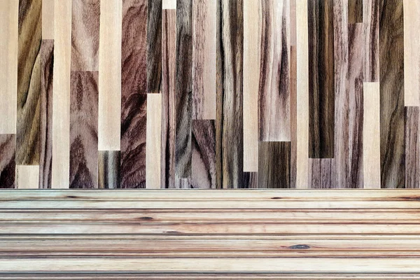 Tablones de madera lavados blancos como una mesa de madera o suelo de parquet en perspectiva, aislados en la pared de ladrillo de madera marrón . — Foto de Stock