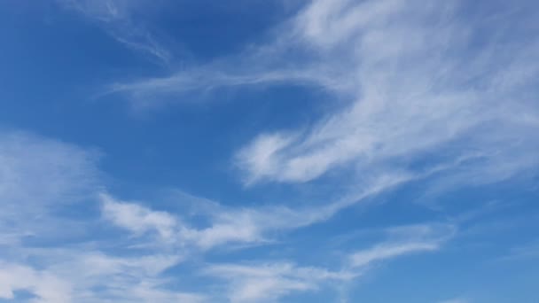 Nubes Blancas Desaparecen Sol Caliente Cielo Azul Nubes Movimiento Lapso — Vídeos de Stock