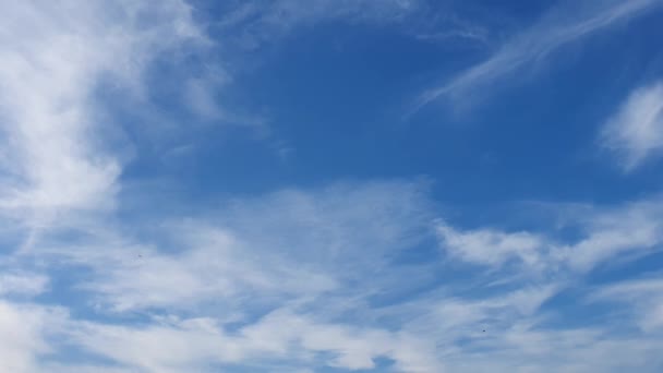 Nubes Blancas Desaparecen Sol Caliente Cielo Azul Nubes Movimiento Lapso — Vídeos de Stock