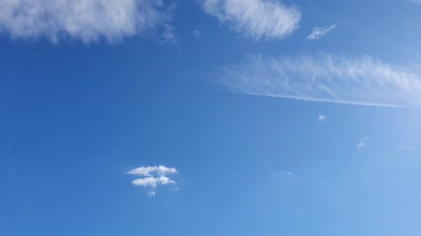 Nubes Blancas Desaparecen Sol Caliente Cielo Azul Nubes Movimiento Lapso — Vídeo de stock