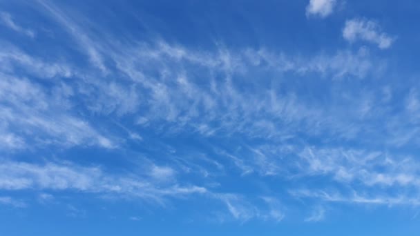 Nubes Blancas Desaparecen Sol Caliente Cielo Azul Nubes Movimiento Lapso — Vídeo de stock