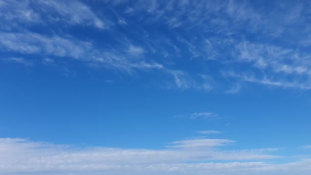 Белые Облака Исчезают Жарком Солнце Голубом Небе Временные Облака Голубое — стоковое видео