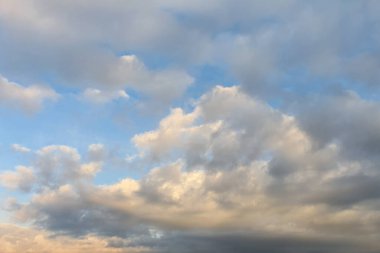 bulutlar, mavi gökyüzü arkaplan tasarım elementleri