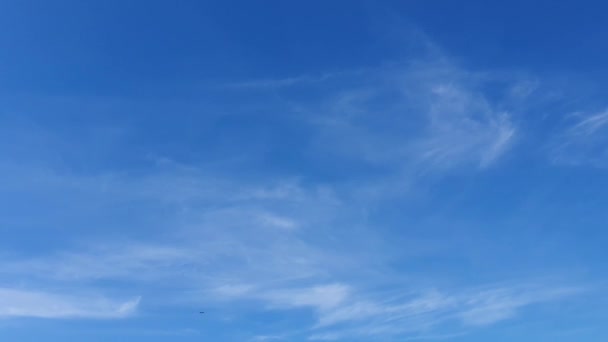 Weiße Wolken Verschwinden Der Heißen Sonne Blauen Himmel Zeitraffer Bewegungswolken — Stockvideo