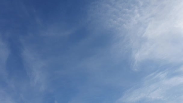 Nubes Blancas Desaparecen Sol Caliente Cielo Azul Nubes Movimiento Lapso — Vídeos de Stock