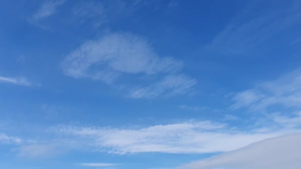 Les Nuages Blancs Disparaissent Sous Soleil Chaud Sur Ciel Bleu — Video