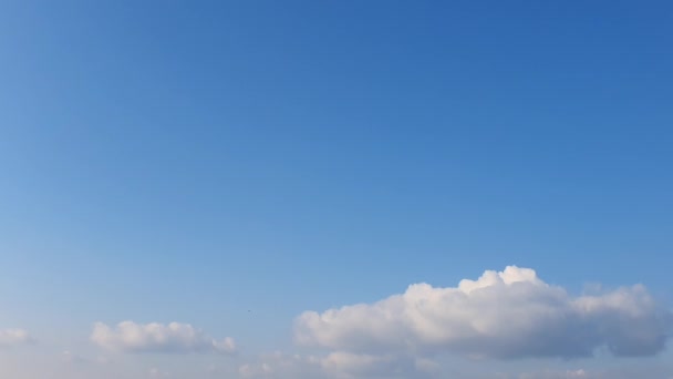 Nuvens Brancas Desaparecem Sol Quente Céu Azul Tempo Lapso Nuvens — Vídeo de Stock