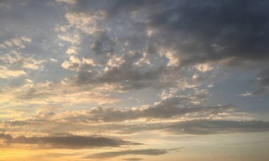 Bulutlar, gök mavisi. bulut mavi gökyüzü arkaplan ve güneş