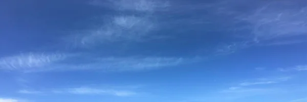 スカイブルー 雲の青空の背景 — ストック写真