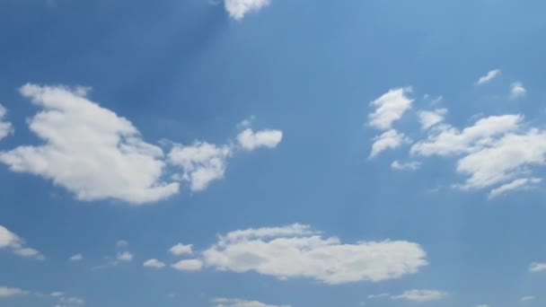 Nubes Blancas Desaparecen Sol Caliente Cielo Azul Nubes Movimiento Lapso — Vídeo de stock