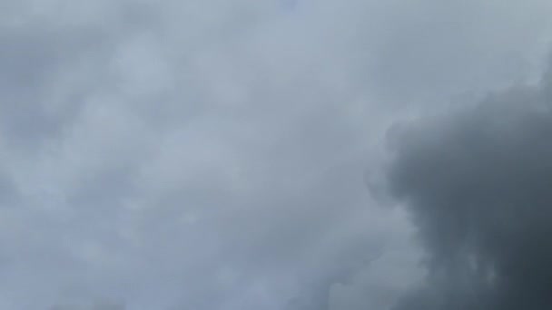 Капли Дождя Фоне Грозовых Облаков Голубом Фоне Неба — стоковое видео