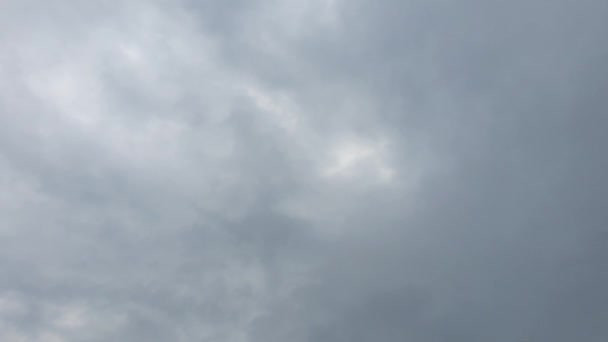 在蓝天背景上的暴风雨云彩背景上的雨滴 — 图库视频影像