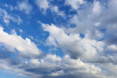 Mavi gökyüzü arka planında beyaz bulutlar, tasarım elementleri