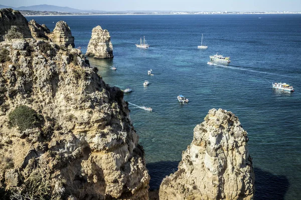 Вдоль побережья Алгарве, Португалия Вдоль береговой линии в Алгарве, Португалия — стоковое фото