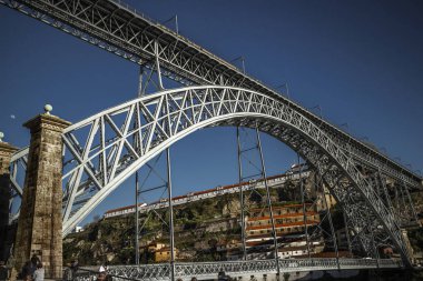 Aşağıdan, köprü Luis Porto, Portekiz görüntülemek