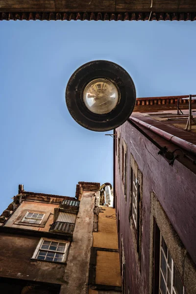 Aşağıdan bir sokak lambası, Porto, Portekiz
