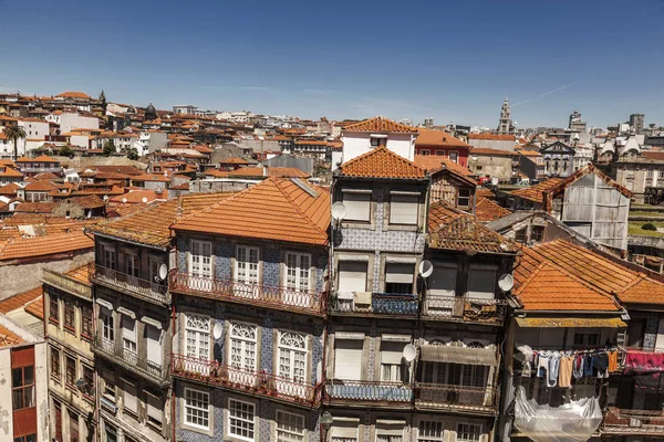 Görünümde evler ve Porto, Portekiz çatılar