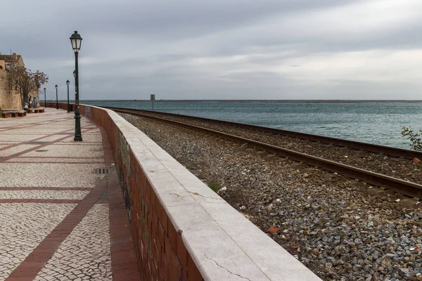 Okyanus ve gezinti güvertesi arasındaki demiryolu, Faro, Algarve, Portekiz. 