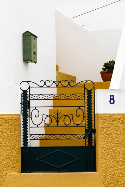 Algarve, Portekiz 'de küçük ve küçük bir eve giriş kapısı.. 